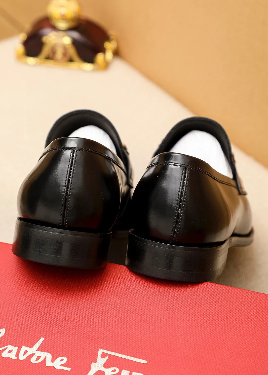 Men's shoes💰460💰 Product trademark: Ferragamo "Ferragamo" casual leather shoes Regular size: 38-44 (45🉑️customized) Product materials: Selected imported first-layer open-edge beaded cowhide leather upper + luxury hardware buckle, imported water-dyed cowhide leather lining. Strong three-dimensional visual effect, original outsole color: 1⃣️color optional